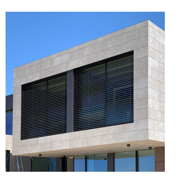 Edificio con persianas Persyvex